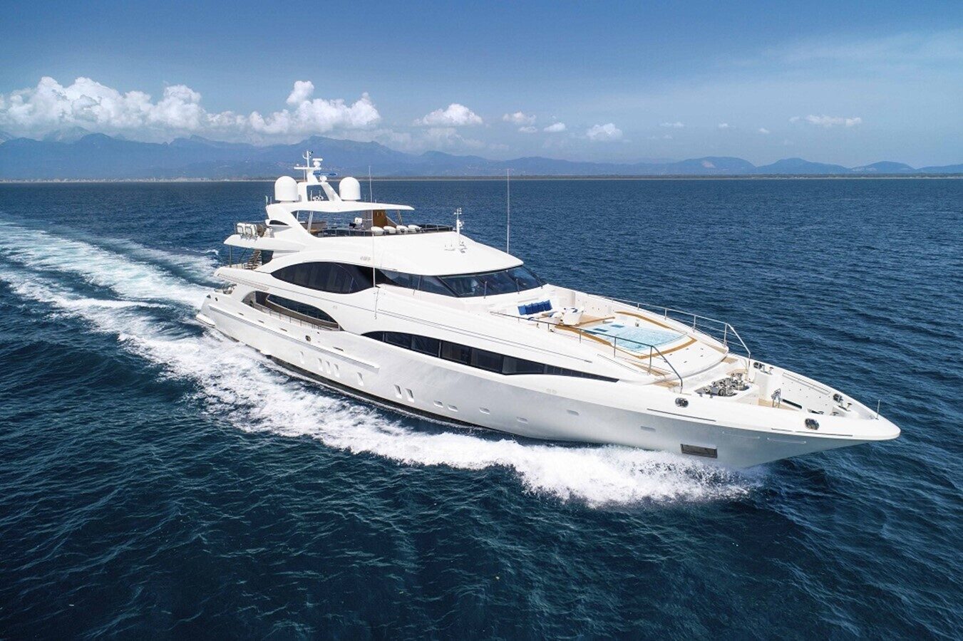 q95 yacht price
